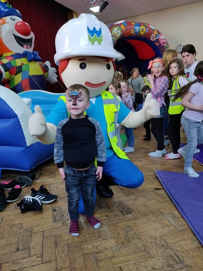 Children with Dwr Cymru Mascot Glyndwr
